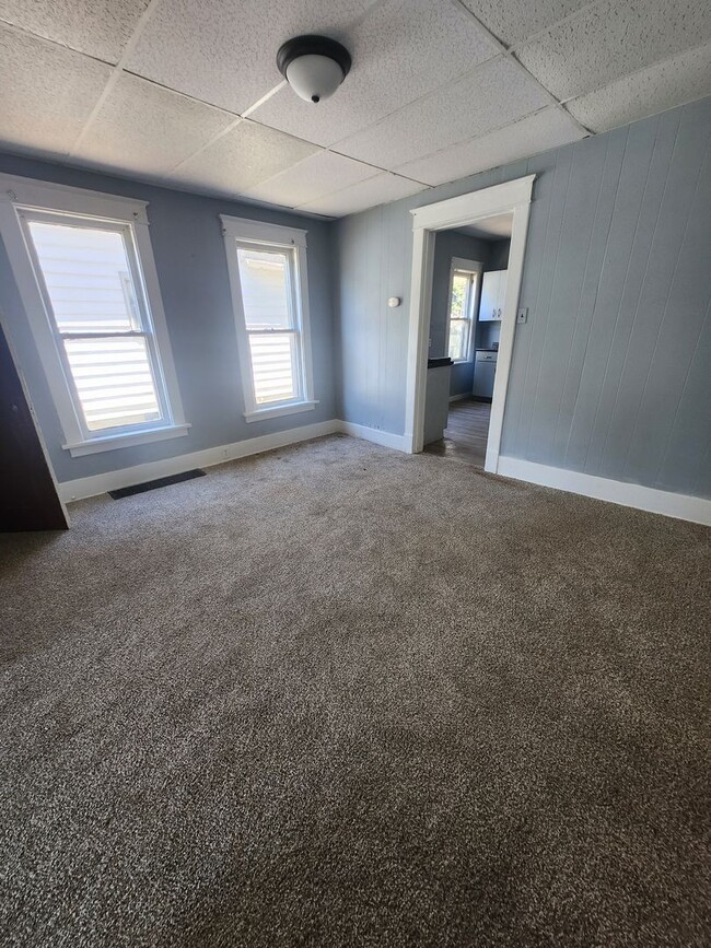 Building Photo - Lower 3 bedroom unit