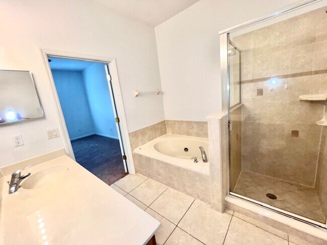 Building Photo - Remodeled Kitchen!! Wonderful Avalon Park-...