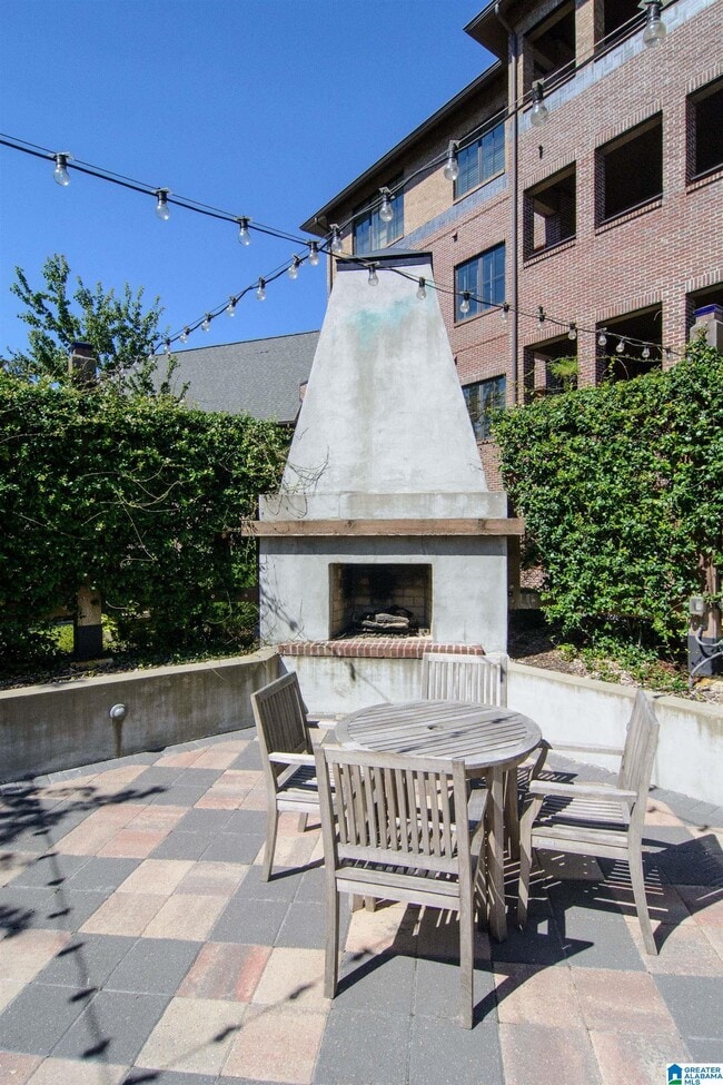 Building Photo - 350 19th St S