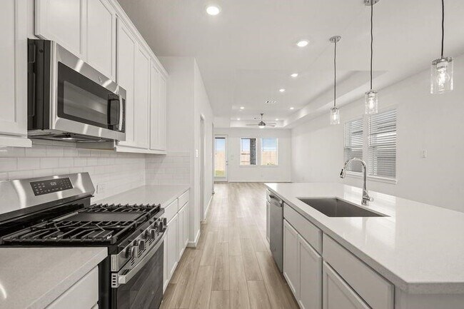 Building Photo - 9630 Poinsettia Hvn Ln