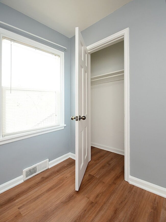 Building Photo - Cute Bungalow