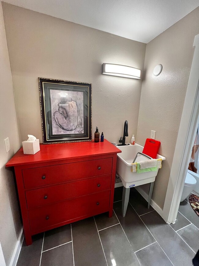 Building Photo - Tastefully updated 1 bedroom, 1 bathroom c...