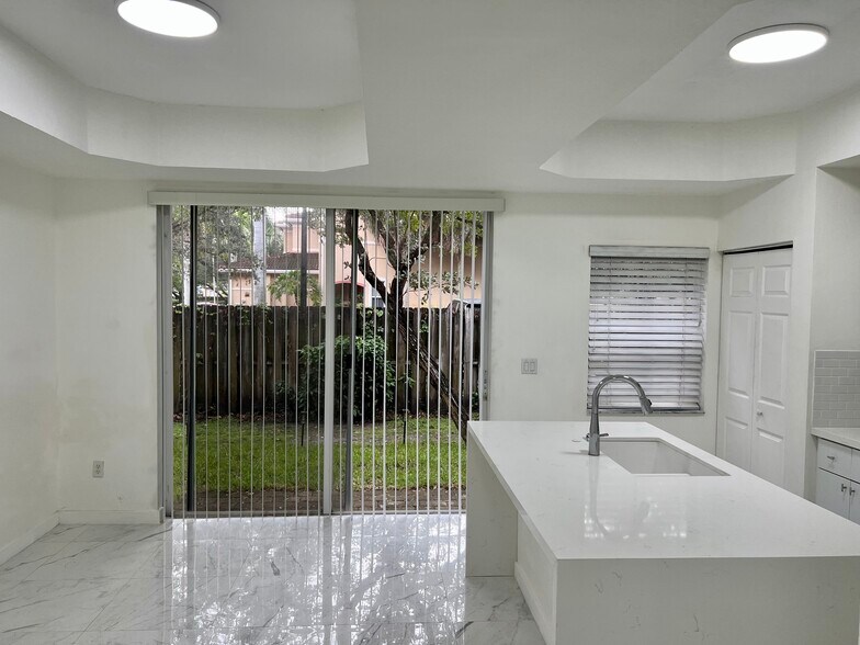 Building Photo - 4950 White Mangrove Way E