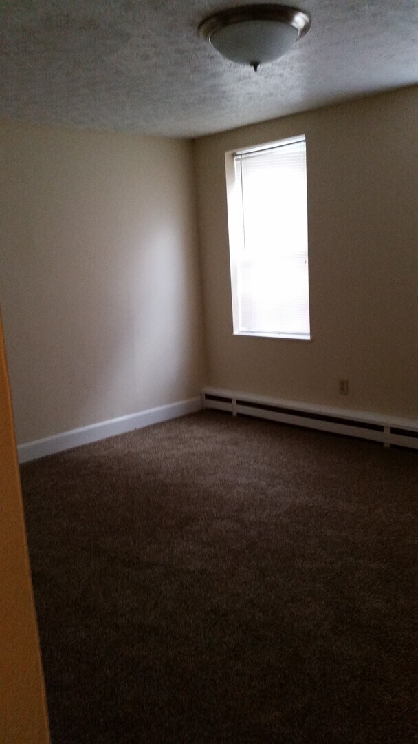 Building Photo - Large Town Home