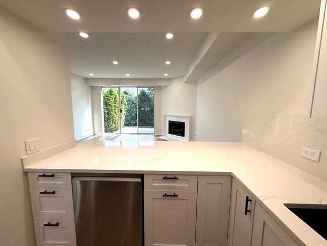 Building Photo - 7825 Darien Lakes Dr