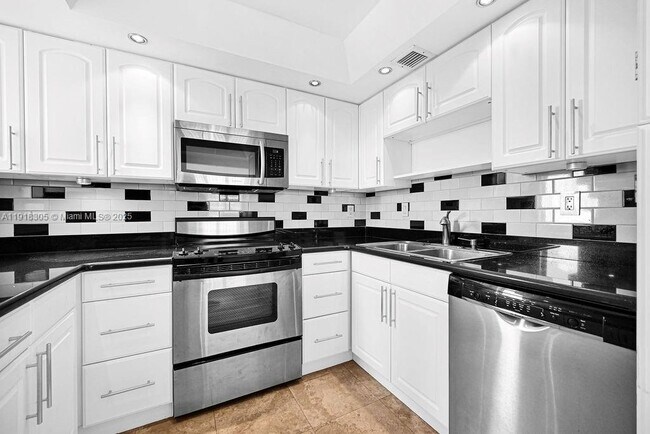 Building Photo - 1915 Brickell Ave