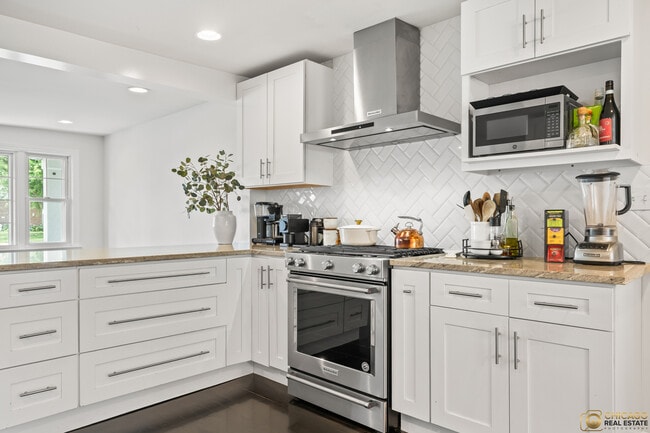 Building Photo - 204 E Dickens Ave