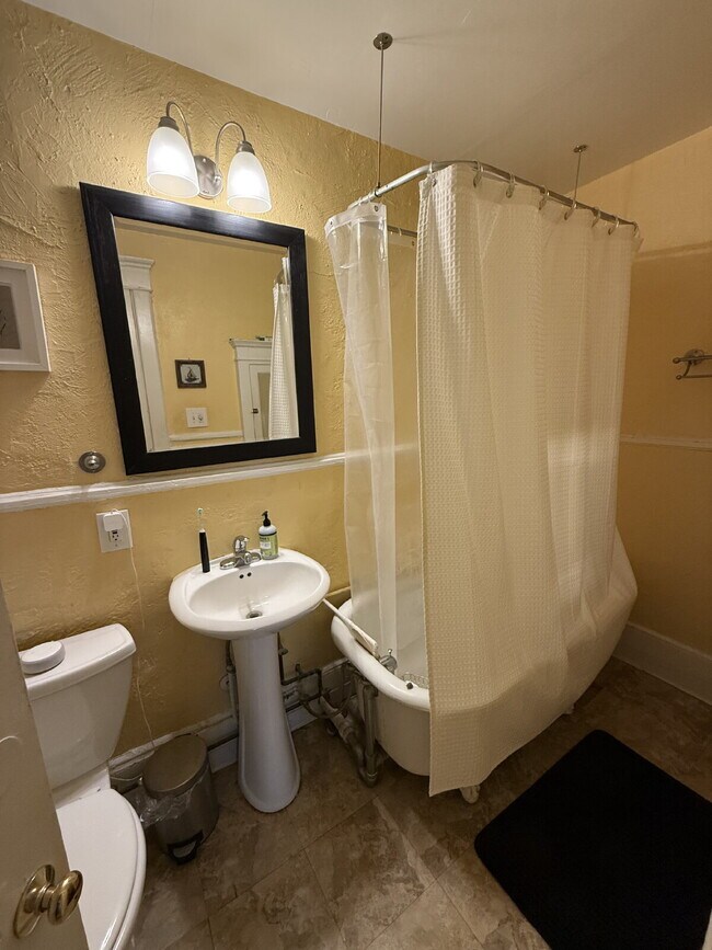 Building Photo - Charming 1BR in Historic Douglas Building ...