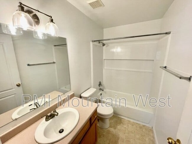 Building Photo - 55 Peregrine Ln