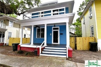 Building Photo - Spacious and fully furnished Victorian beauty