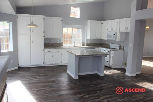 Building Photo - Amazing 4 Bedroom Home with Attached Garage!