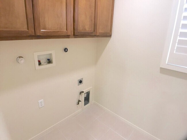 Building Photo - Don't Miss Out! Spacious 3 Bed, 2.5 Bath Home in Los Lunas – Open Layout & Prime Location