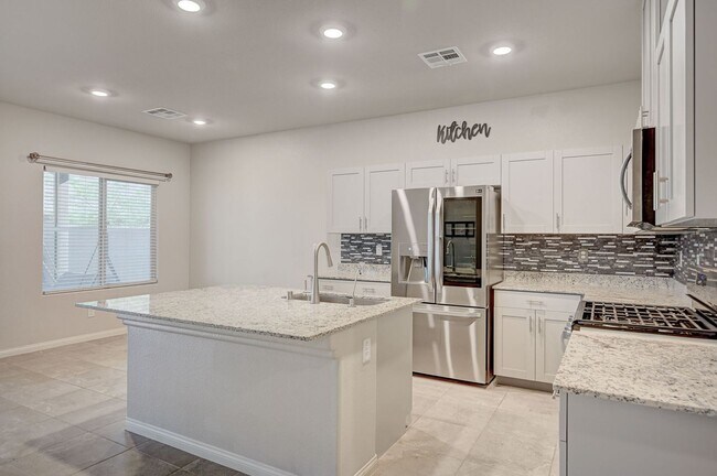 Building Photo - Spacious 4 Bedroom Home!