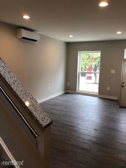 Building Photo - 3 br, 2.5 bath Townhome - 530 E 27th St