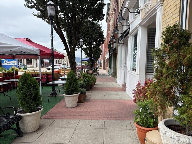 Building Photo - 125 Main St