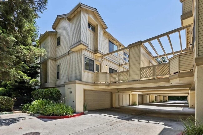 Building Photo - 963 La Mesa Terrace