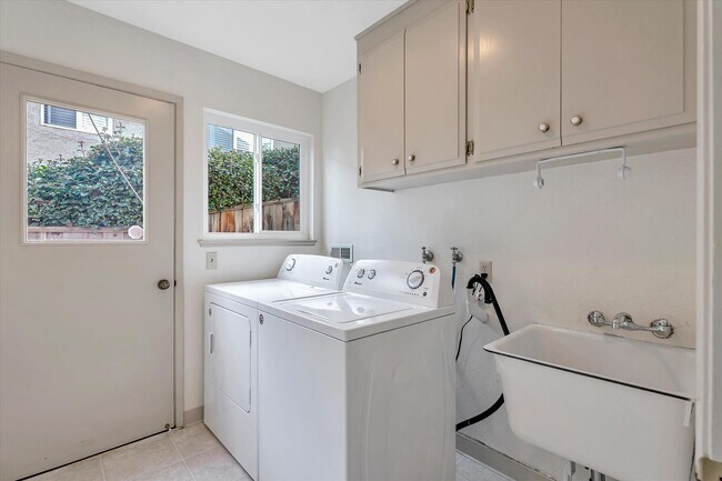 Building Photo - Tri-Level Home in Los Gatos
