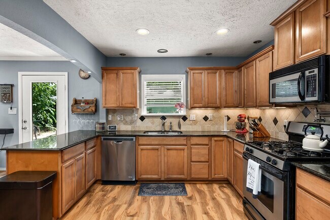 Building Photo - 1034 Nashua St