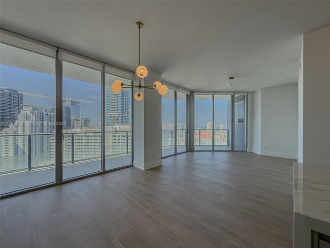 Building Photo - 1300 Brickell Bay Dr