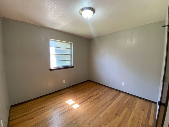 Building Photo - 4725 S Shallow Brook Dr