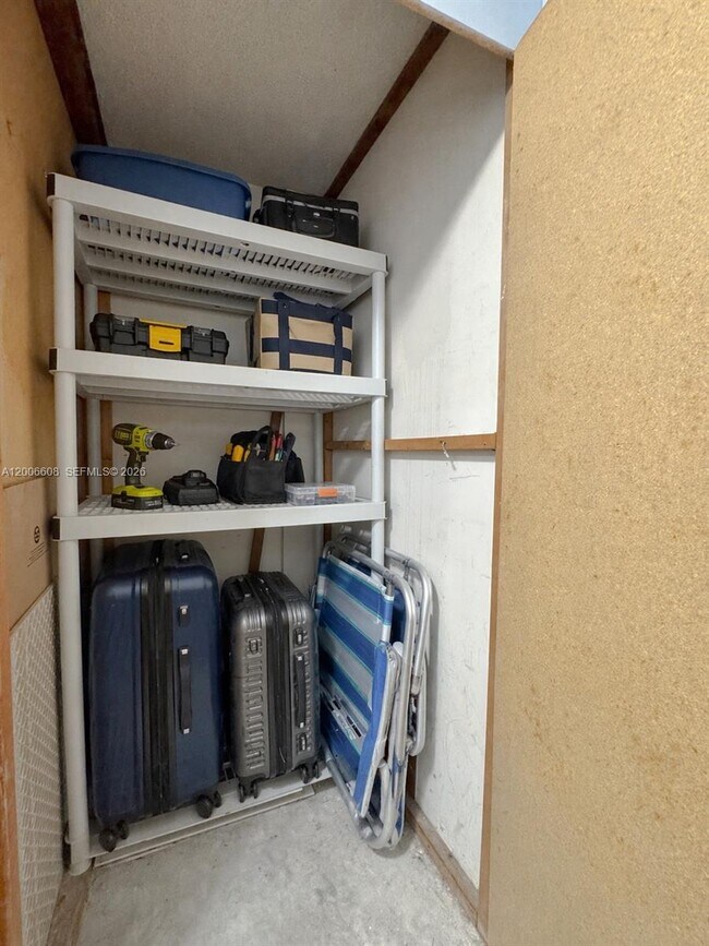 Building Photo - 210 Seaview Dr