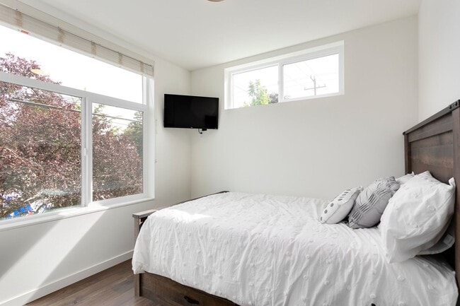 Building Photo - Stunning Student Housing Close to UW **$15...