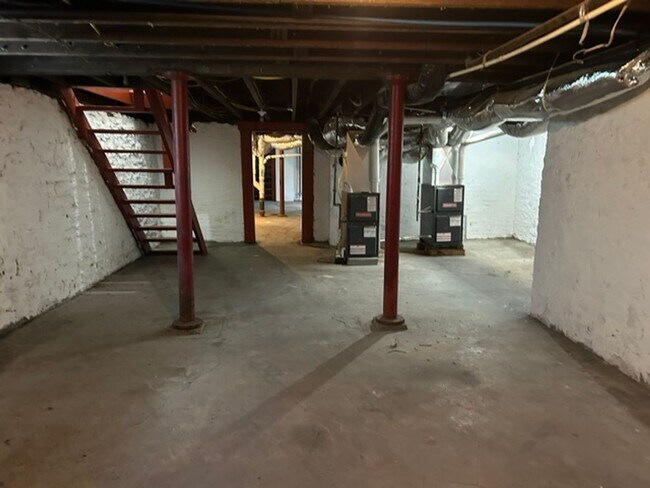 Building Photo - 925 Xenia Ave