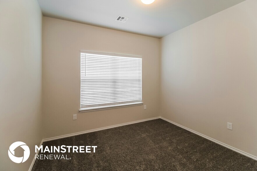 Building Photo - 909 N Donald Way