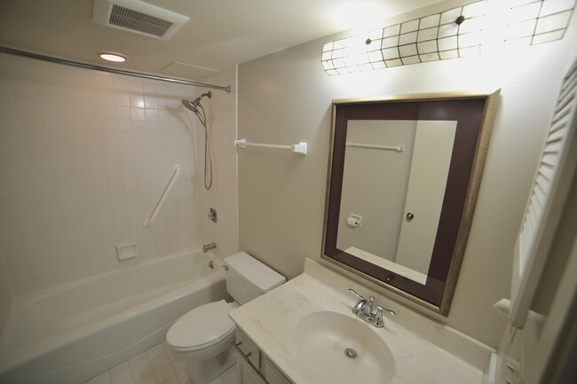 Building Photo - 1906 E Shorewood Blvd