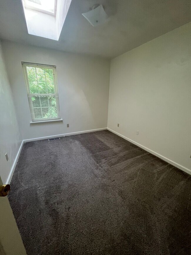 Building Photo - Large Townhome North Main Blacksburg