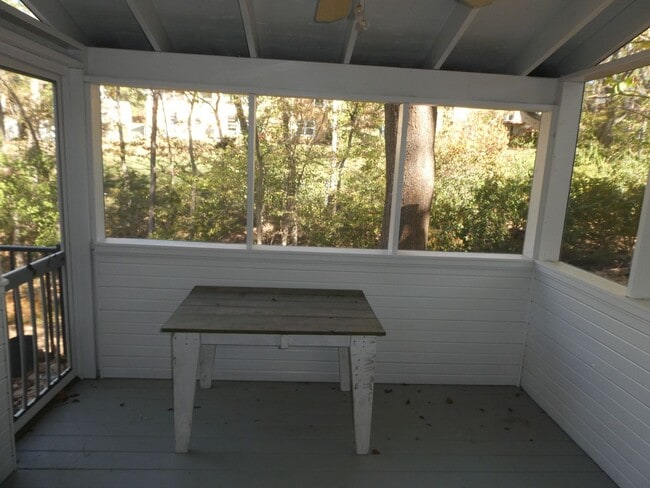 Building Photo - 3 Bedroom 2 Bath Home- Old South West