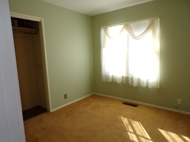 Building Photo - Light-Filled Home in Ideal Traverse City Neighborhood