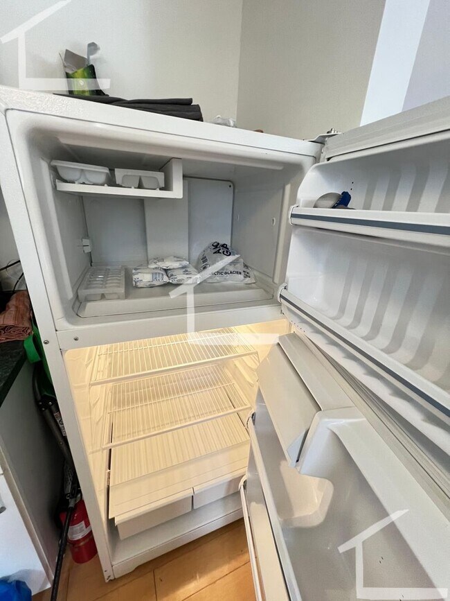 Building Photo - Great 1 bedroom condo available NOW - Northeastern