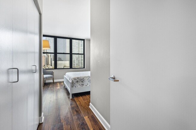 Building Photo - 330 N Jefferson St