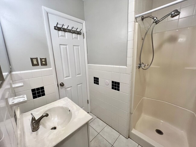 Building Photo - 3-Bedroom Home In Laurel Manor - Fenced Ba...