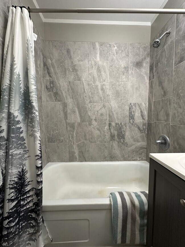 Building Photo - Spacious 2 bed, 1 bath home for rent in NE Waterloo available IMMEDIATELY .