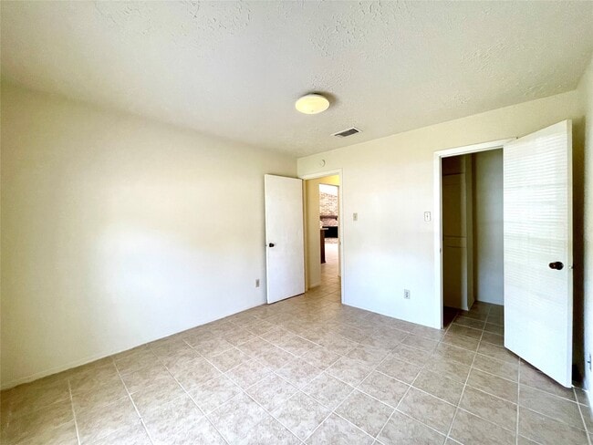 Building Photo - 4502 Mossygate Dr