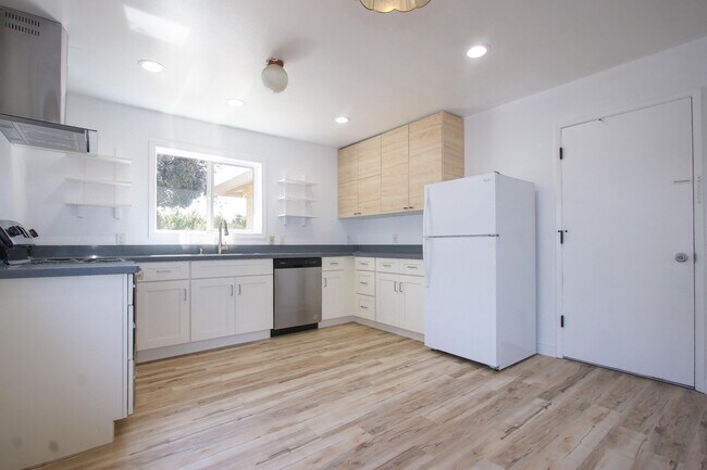 Building Photo - 577 S Eden Ave