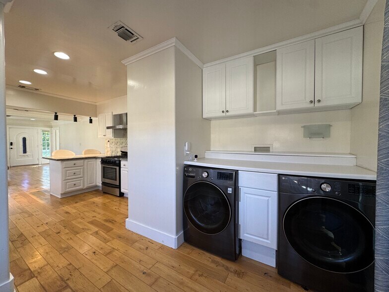 Building Photo - 1763 W 39th St