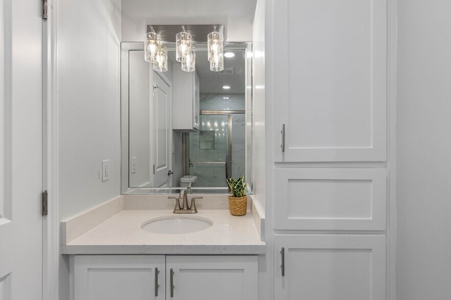 Building Photo - 664 Marrs Ave