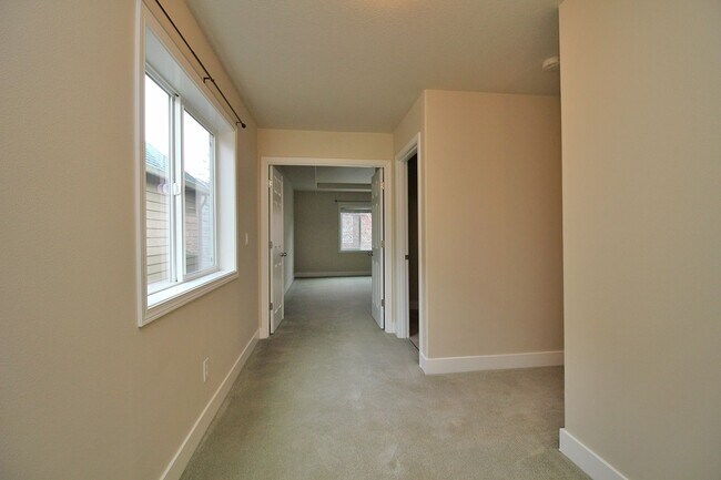 Building Photo - Spectacular Newer Construction Troutdale H...