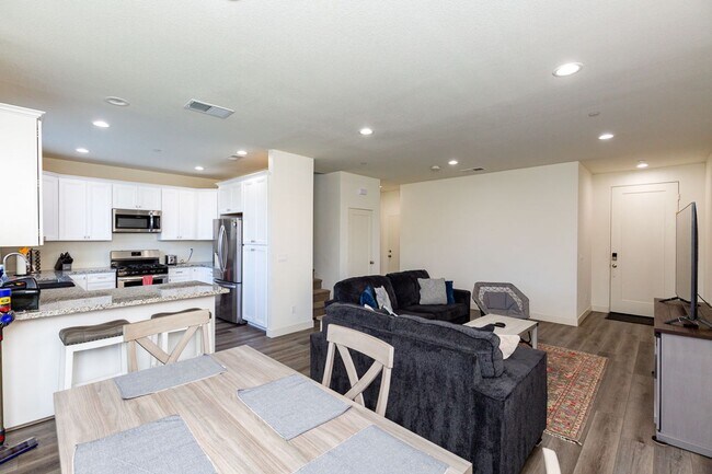 Building Photo - 4 Bed, 2.5 Bath - Lemon Grove Single Famil...