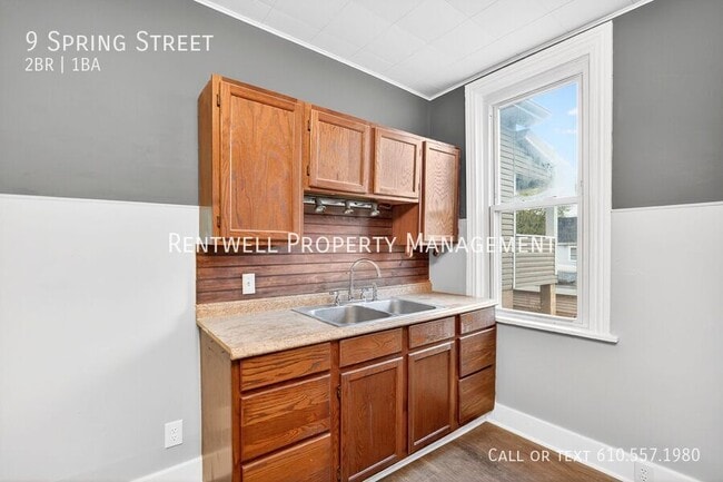 Building Photo - 9 1/2 Spring St