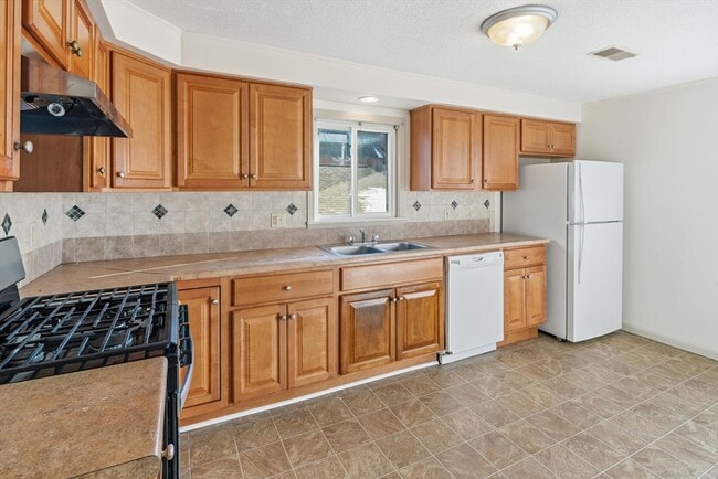 Building Photo - 312 Rivet St