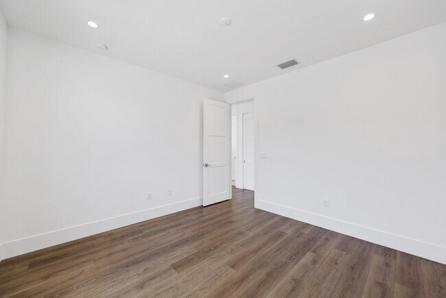 Building Photo - 655 Kingsbridge St