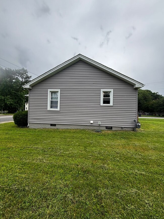 Building Photo - 2 Bedroom 1 Bathroom Single family Ranch l...