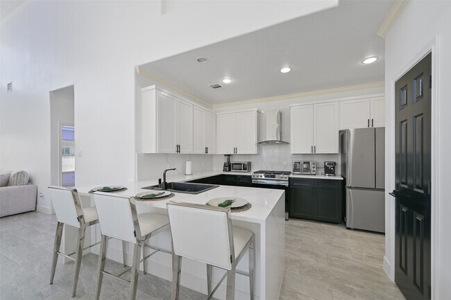 Building Photo - 2007 Que Manor Dr