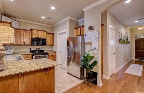 Building Photo - 204 Tivoli Ln