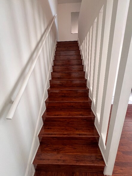 Building Photo - 293 N Hill Ave