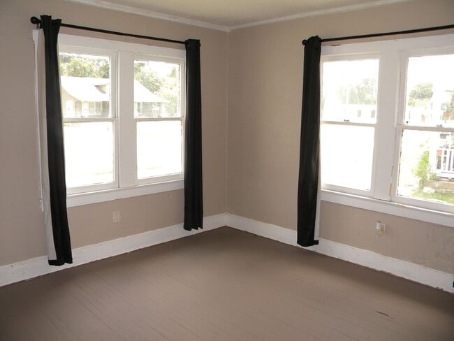 Building Photo - 1014 NE 8th Ave